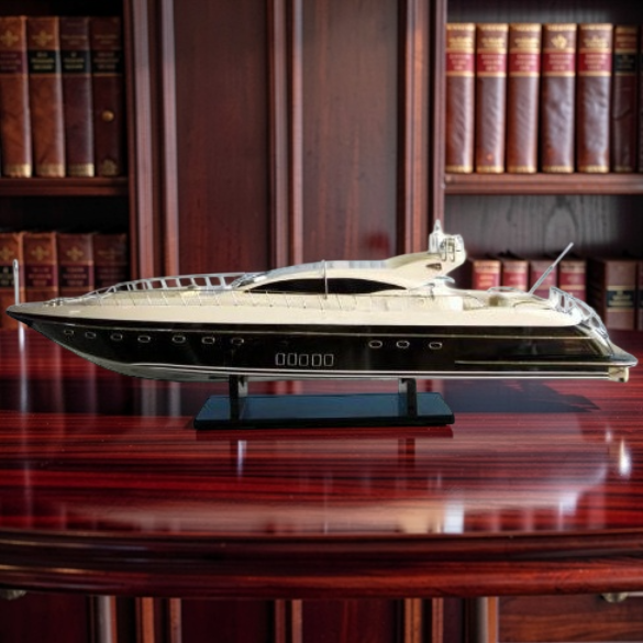 Яхта Overmarine Mangusta 108 Black Яхта Overmarine Mangusta 108 Black