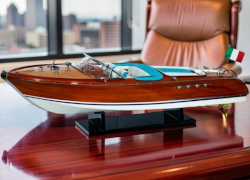Модель катера Riva Aquarama 68 см